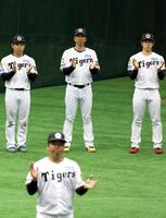 キャンプを打ち上げ、村上（手前）の音頭で手締めする（左から）嶋村、藤川監督、石黒（撮影・山口登）