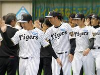 春季キャンプを打ち上げ、関係者らとハイタッチする（左から）嶋村、藤川監督、石黒（撮影・西田忠信）