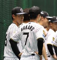 中野（右）と言葉を交わす谷端（撮影・西田忠信）