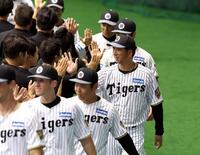 キャンプを打ち上げ、スタッフとハイタッチする藤川監督（撮影・山口登）