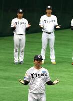 キャンプを打ち上げ、手締めする村上（手前）ら阪神ナイン（撮影・山口登）