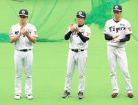 具志川キャンプを打ち上げ、一本締めをする（左から）立石、平田２軍監督、今朝丸（撮影・坂部計介）