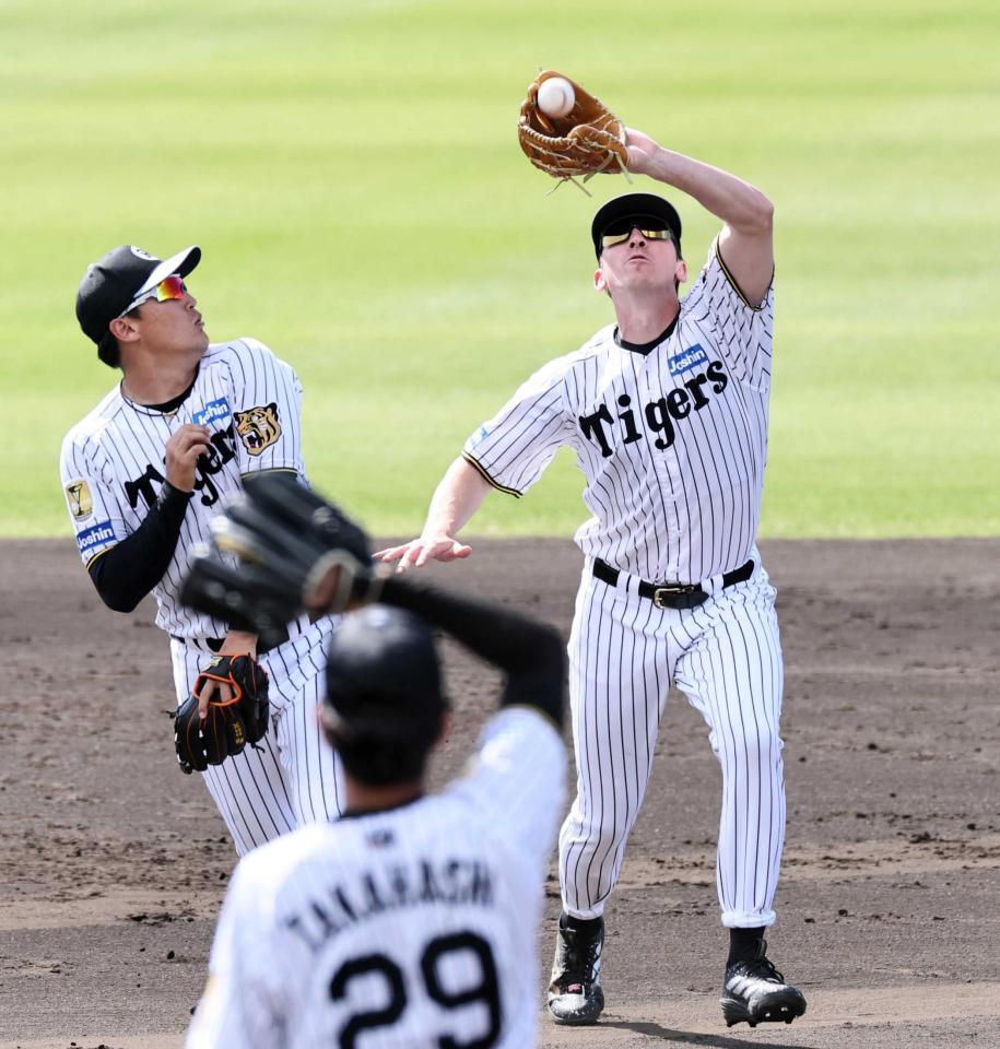 　守備練習で声を出して捕球するディベイニー（右）