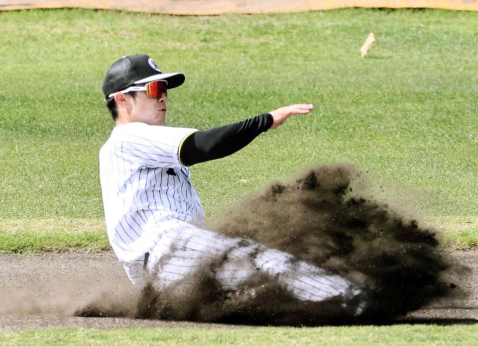 　「ユーミー」でスライディングキャッチをする中野