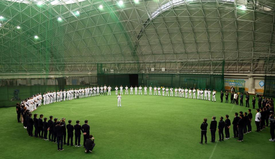 キャンプ」を打ち上げ、ドームで手締めする阪神ナインら（撮影・山口登）