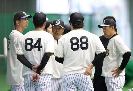 コーチ陣と話し込む藤川監督（左）。右端は和田ヘッドコーチ（撮影・西田忠信）