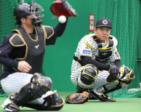 　ブルペンで長坂（左）の捕球を見る嶋村（撮影・西田忠信）