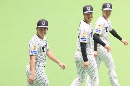 具志川キャンプを打ち上げ、笑顔で引き揚げる（左から）立石、岡留、山崎（撮影・坂部計介）