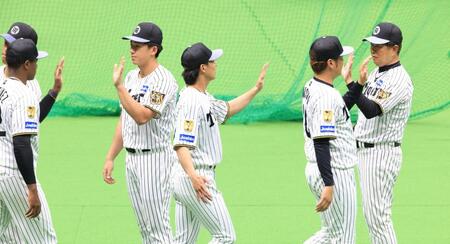 具志川キャンプを打ち上げ、ナインとハイタッチをかわす平田２軍監督（右端）と立石（左から３人目）＝撮影・坂部計介