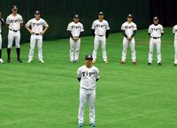 キャンプを打打ち上げ、あいさつする村上（中央）＝撮影・山口登