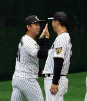 キャンプを打打ち上げ、村上（左）は藤川監督とハイタッチする（撮影・山口登）