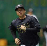 ウオーミングアップする村上（撮影・西田忠信）