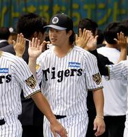 春季キャンプを打ち上げ、ハイタッチする浜田（撮影・西田忠信）