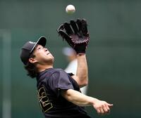 守備練習をする浜田（撮影・田中太一）