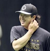 練習の合間、笑顔を見せる浜田（撮影・田中太一）