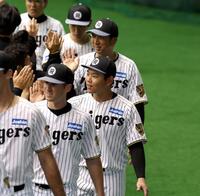 キャンプを打ち上げ、スタッフとハイタッチする嶋村（中央）＝撮影・山口登