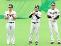 　キャンプを打ち上げ、一本締めをする（左から）立石、平田２軍監督、今朝丸（撮影・坂部計介）