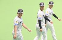 具志川キャンプを打ち上げ、笑顔で引き揚げる（左から）立石、岡留、山崎（撮影・坂部計介）