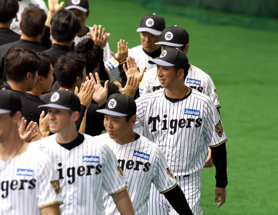 キャンプを打ち上げ、スタッフとハイタッチする藤川監督（撮影・山口登）