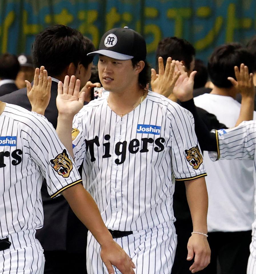 春季キャンプを打ち上げ、ハイタッチする浜田（撮影・西田忠信）