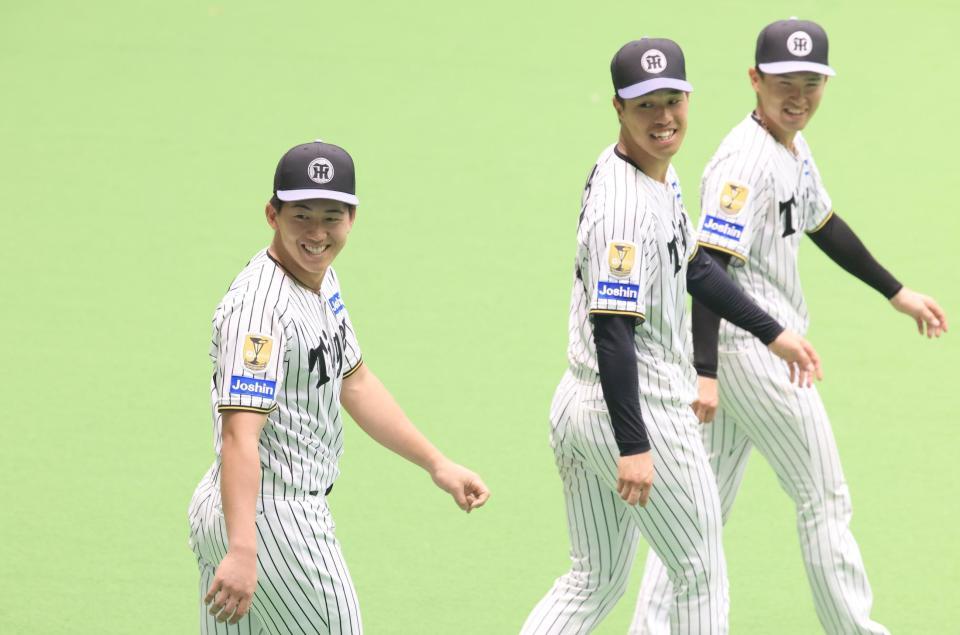 具志川キャンプを打ち上げ、笑顔で引き揚げる（左から）立石、岡留、山崎（撮影・坂部計介）