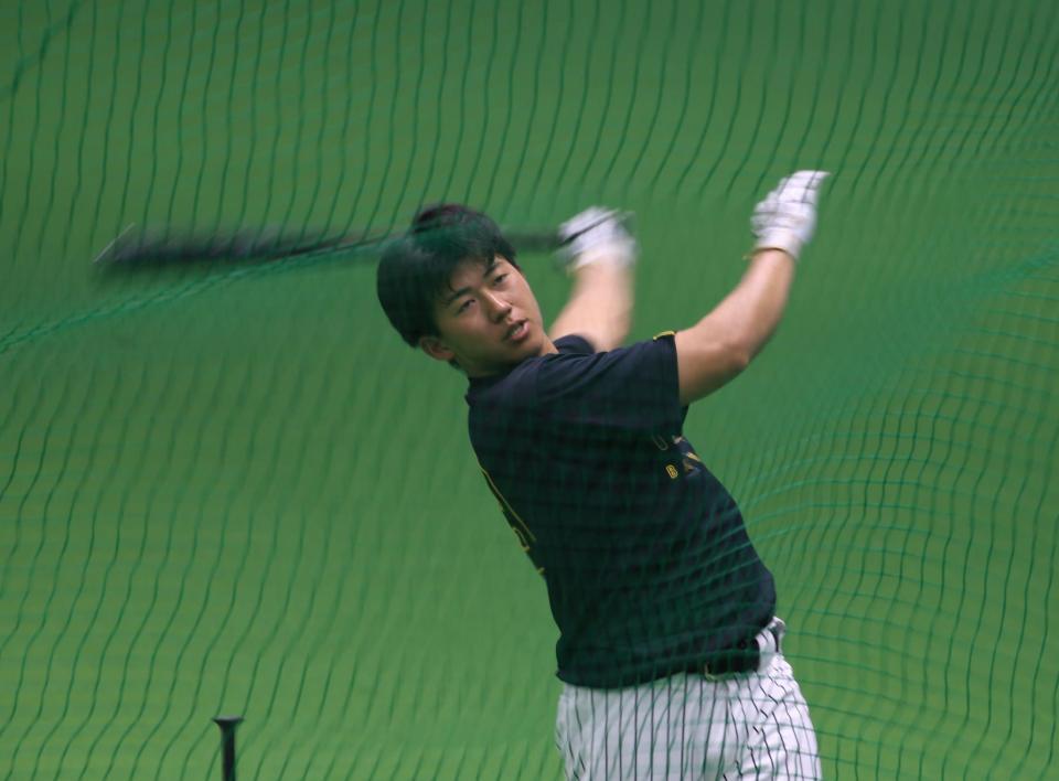 ティー打撃を行う立石（撮影・坂部計介）