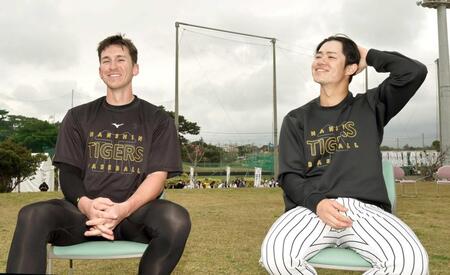 　二遊間で息を合わせる中野（左）とディベイニー対談する（撮影・田中太一）