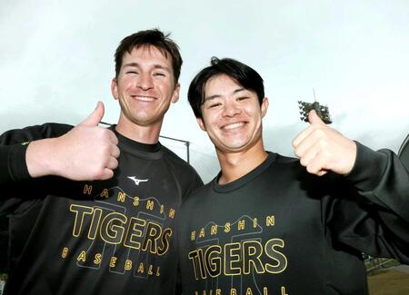 　対談後、サムアップをする中野（右）とディベイニー（撮影・田中太一）