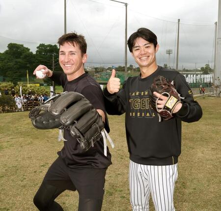 ポーズを決める阪神・中野拓夢と阪神　キャム・ディベイニー＝宜野座（撮影・田中太一）