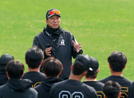 練習開始前の円陣でナインを前に話しをする藤川監督（撮影・立川洋一郎）