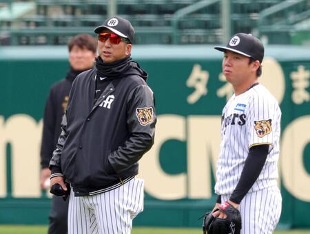 村上（右）に声をかける藤川監督（撮影・立川洋一郎）