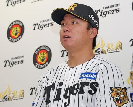 藤川監督から開幕投手に指名され、意気込む村上（撮影・中田匡峻）