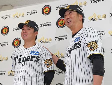 村上（左）を開幕投手に指名した藤川監督（撮影・中田匡峻）