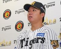 藤川監督から開幕投手に指名され、意気込む村上（撮影・中田匡峻）