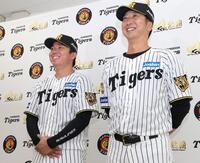 藤川監督（右）から開幕投手に指名され、笑顔を見せる村上（撮影・中田匡峻）