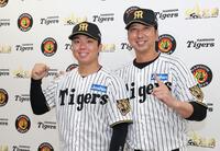 藤川監督（右）から開幕投手に指名された村上（撮影・中田匡峻）