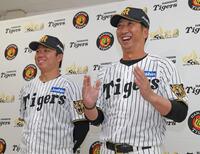 村上（左）を開幕投手に指名した藤川監督（撮影・中田匡峻）