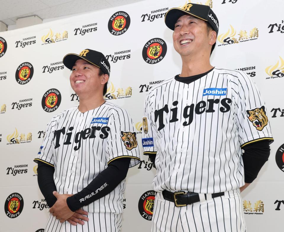 藤川監督（右）から開幕投手に指名され、笑顔を見せる村上（撮影・中田匡峻）