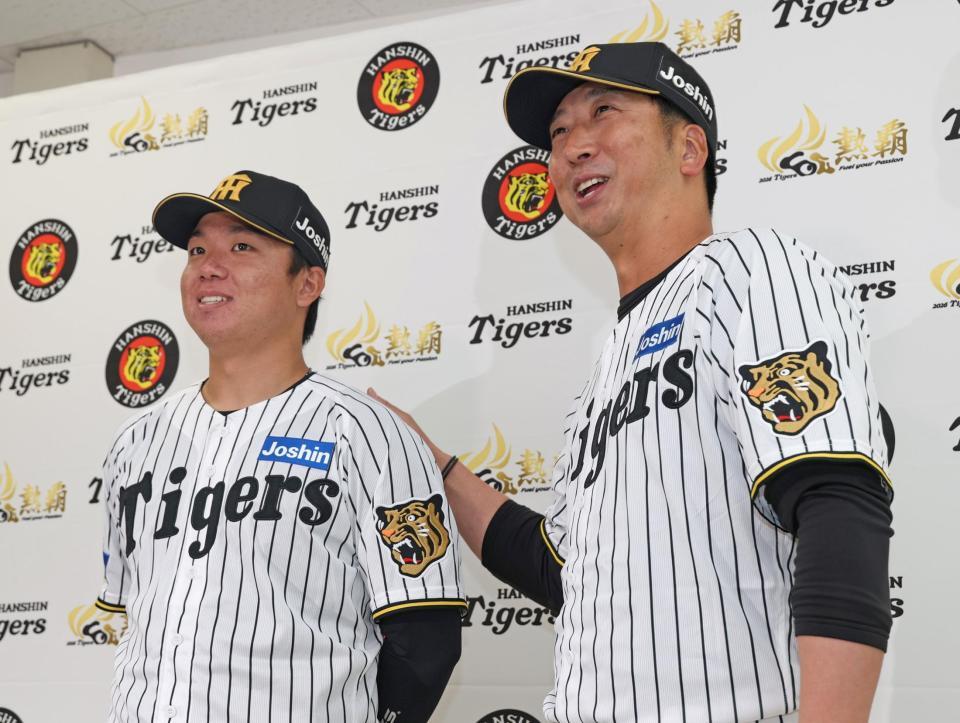 村上（左）を開幕投手に指名した藤川監督（撮影・中田匡峻）