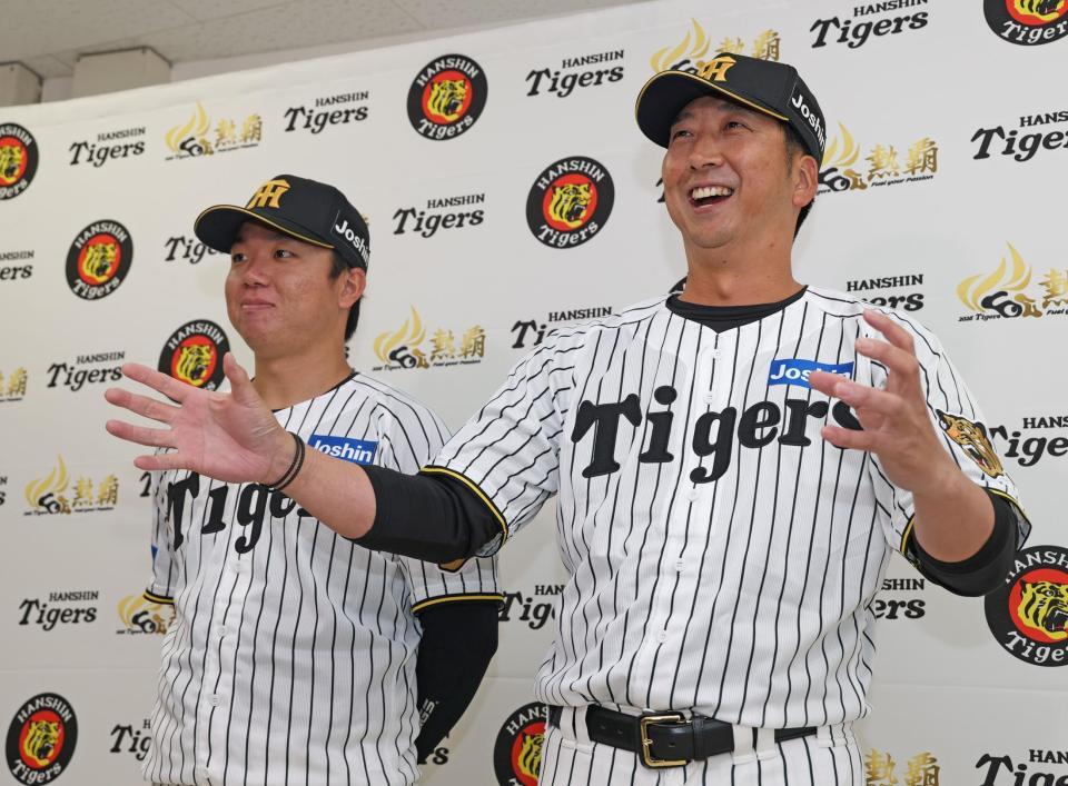 村上（左）を開幕投手に指名した藤川監督（撮影・中田匡峻）