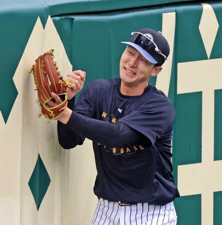 　右翼の守備に就き、ボールを追ってフェンスにぶつかる小幡