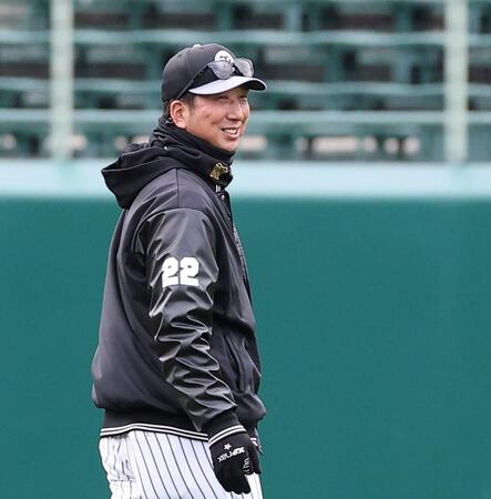 笑顔を見せる阪藤川監督（撮影・西田忠信）