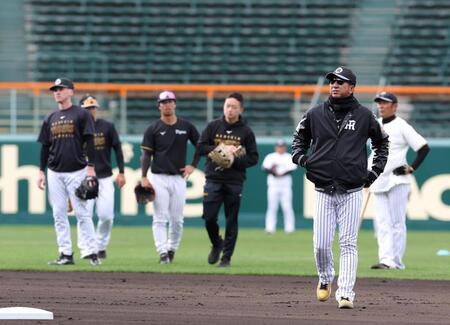 早出の守備練習を見る藤川監督（右から２人目）＝撮影・西田忠信