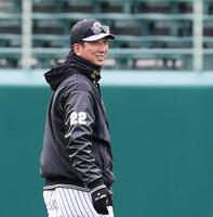 笑顔を見せる阪藤川監督（撮影・西田忠信）