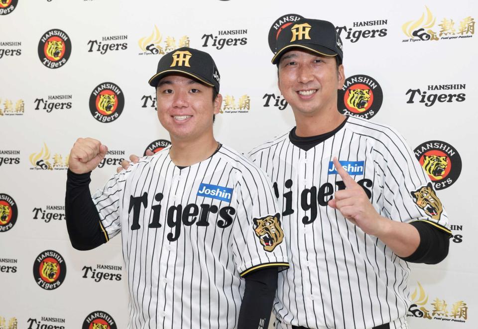 　藤川監督（右）から開幕投手に指名された村上＝撮影・中田匡峻