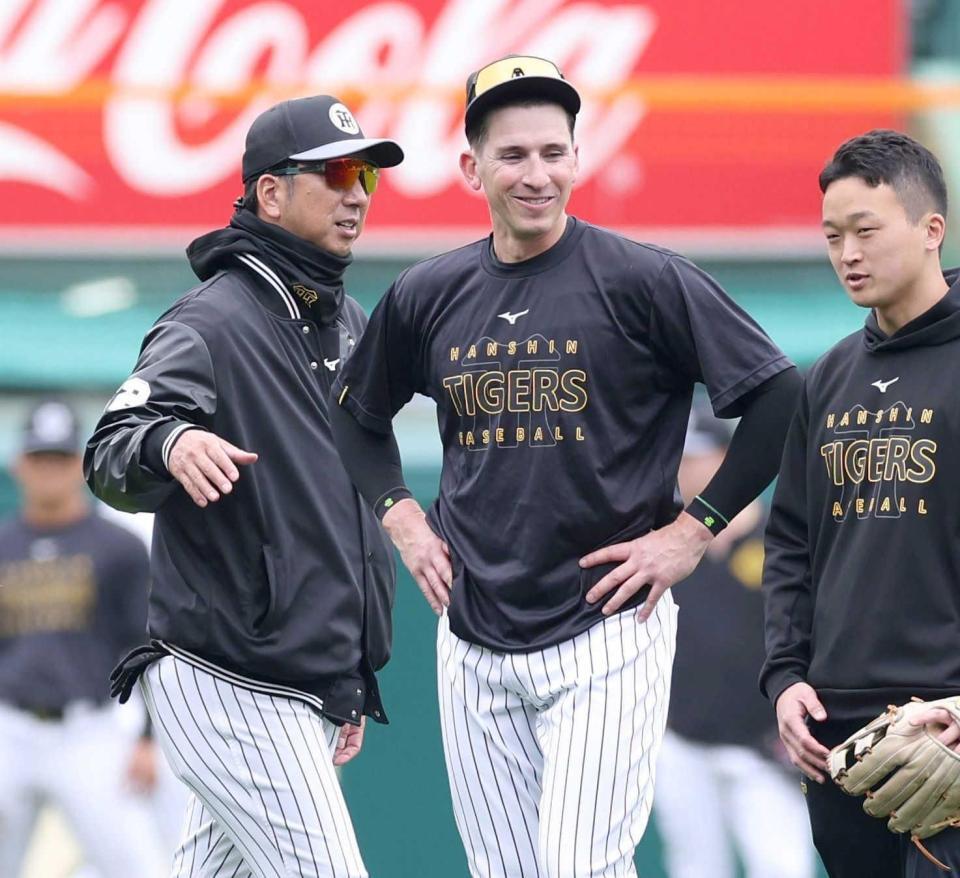 　ディベイニーと話し終え、移動する藤川監督（左）＝撮影・中田匡峻