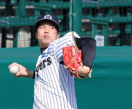 　キャッチボールをして調整する才木（撮影・立川洋一郎）