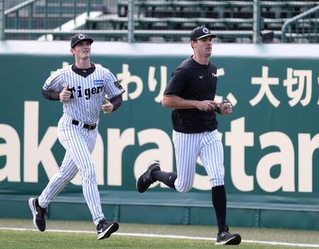 外野を走るルーカス（左）とラグズデール（撮影・西田忠信）