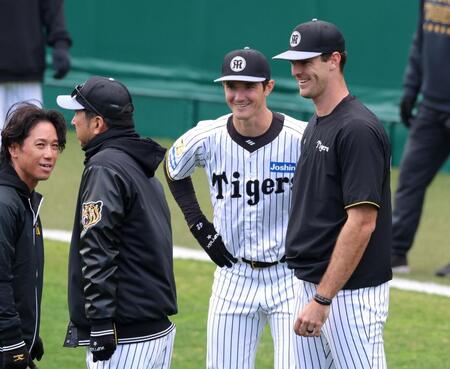 阪神・藤川球児監督（左手前）と言葉を交わし笑顔を見せる（右から）阪神・カーソン・ラグズデールと阪神・イーストン・ルーカス＝甲子園（撮影・立川洋一郎）