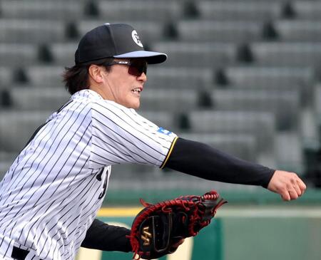 シートノックで二塁へ送球する伏見（撮影・立川洋一郎）